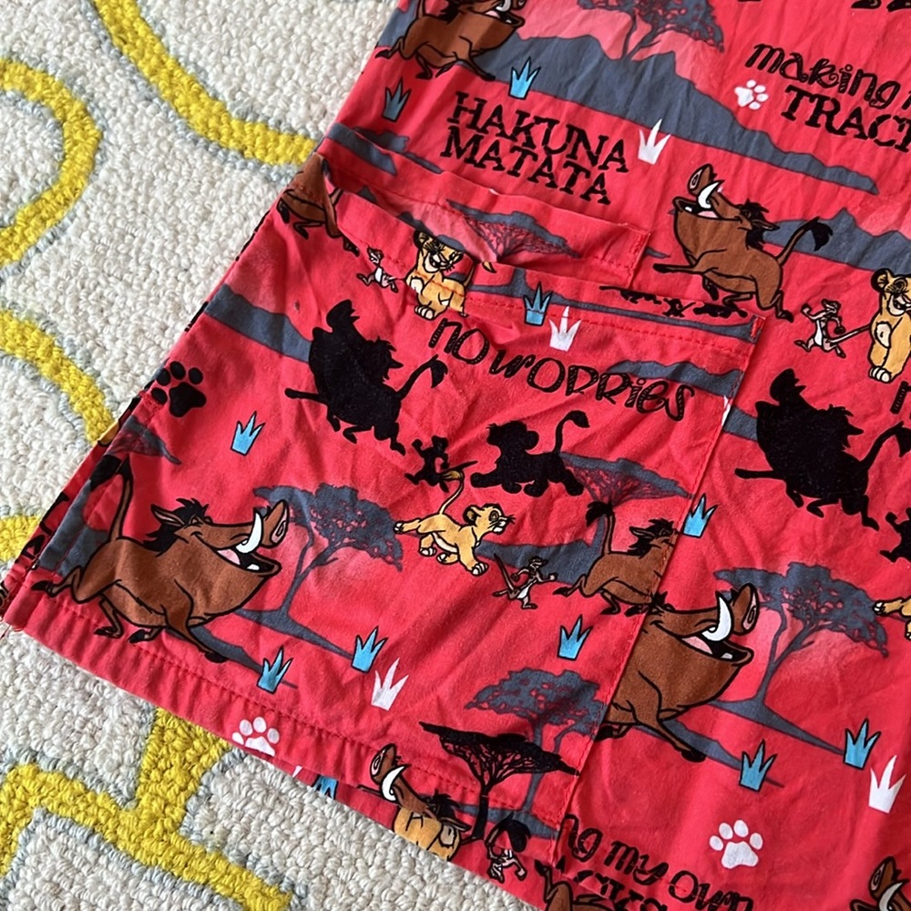 Hakuna Matata Scrub Top. Sz M - Picture 3 of 6